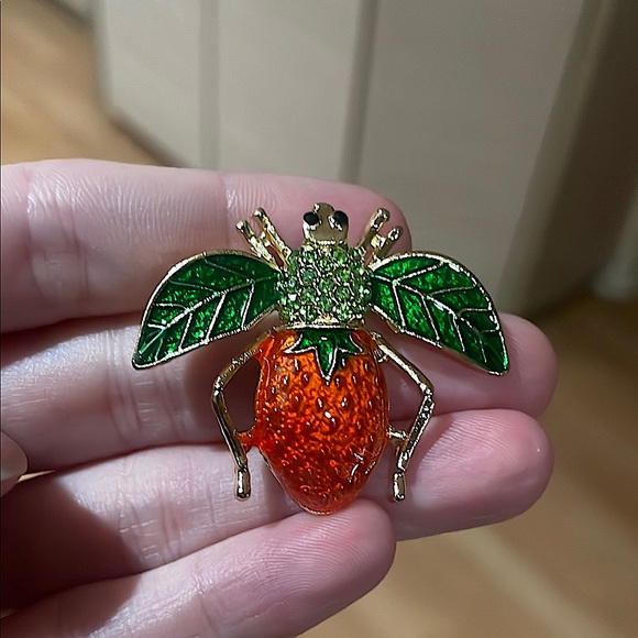 Strawberry Bee Brooch - Picture 1 of 4